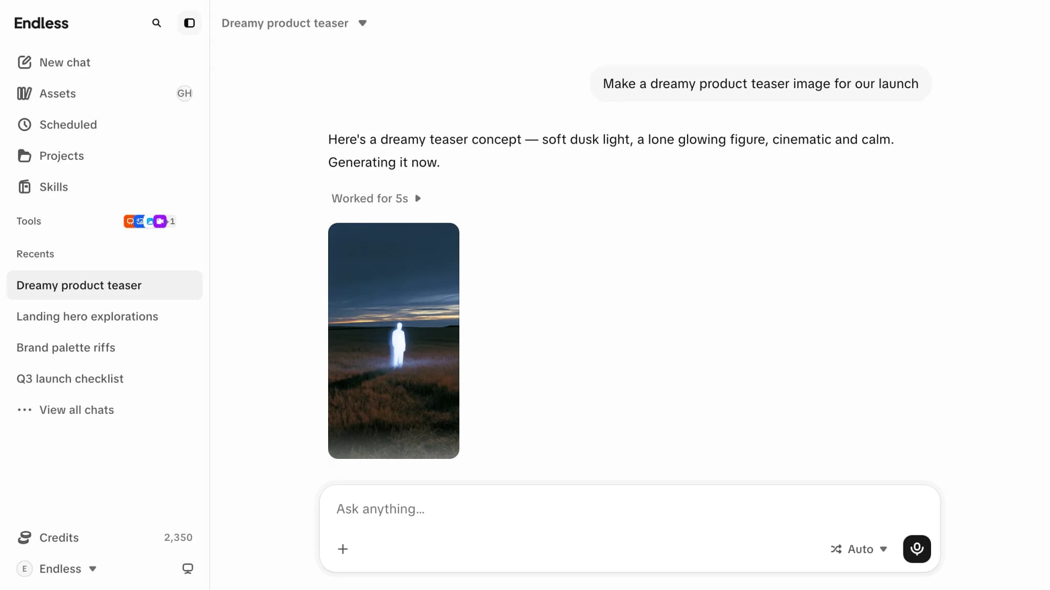 Una conversación en Endless: el mensaje enviado "Haz una imagen de teaser de producto con aire onírico para nuestro lanzamiento", la respuesta del asistente describiendo el concepto, un paso plegado "Trabajó 5 s" que resume lo que hizo, y la imagen terminada justo debajo de la respuesta