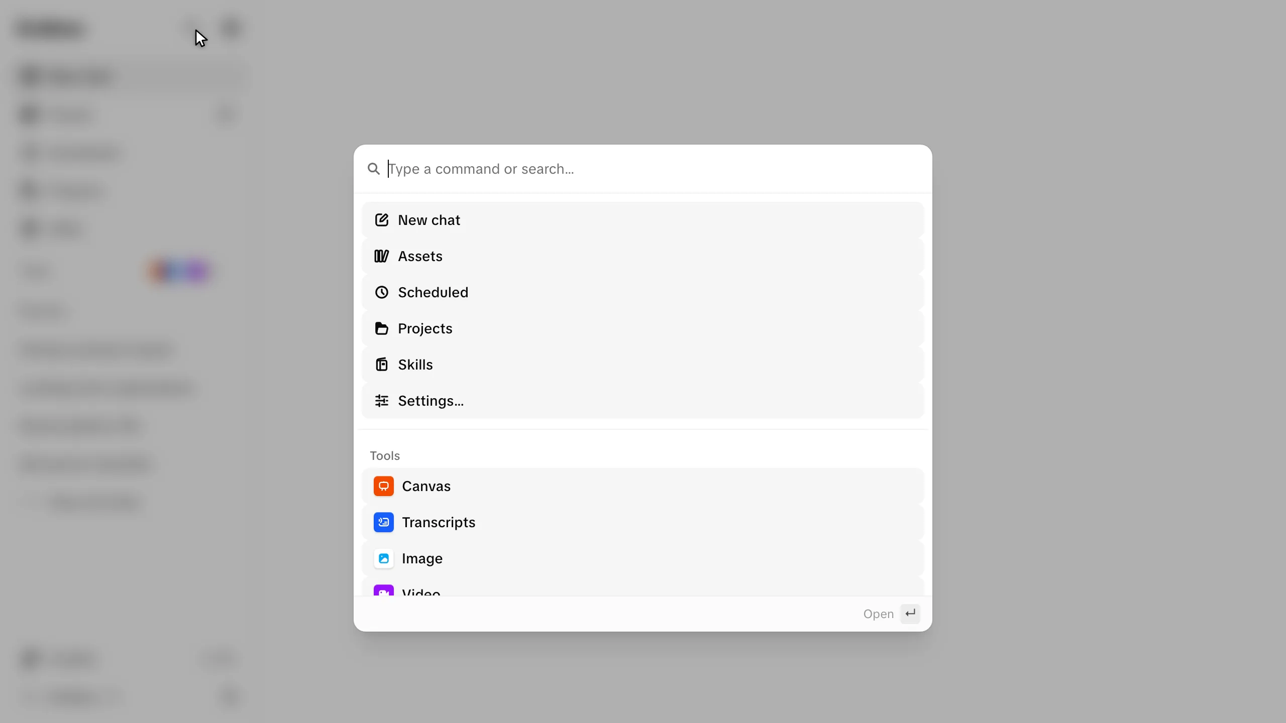 A paleta de comandos aberta sobre um espaço de trabalho escurecido: um campo "Digite um comando ou busque…" no topo, depois destinos como Novo chat, Ativos, Agendados, Projetos, Habilidades e Configurações, um grupo Ferramentas abaixo deles listando Canvas, Transcrições, Imagem e Vídeo, e uma dica no rodapé de que Enter abre a entrada destacada
