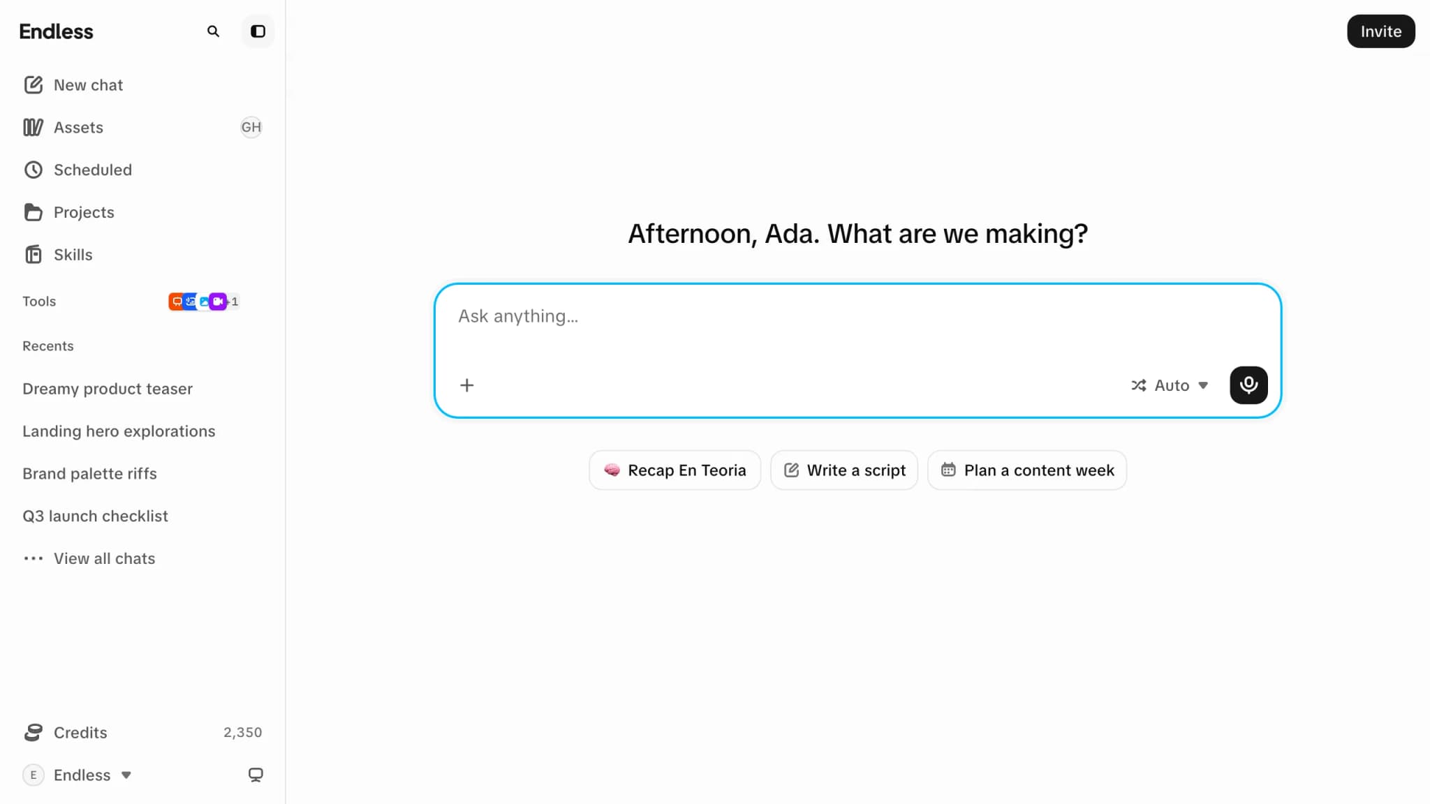 A tela inicial do Endless: a barra lateral à esquerda com Novo chat, Ativos, Agendados, Projetos e Habilidades acima de uma prateleira de Ferramentas e uma lista de chats recentes, o saldo de créditos do espaço de trabalho e o seletor de espaços no rodapé, e no meio da página uma saudação, o compositor de prompt e três pílulas de sugestão