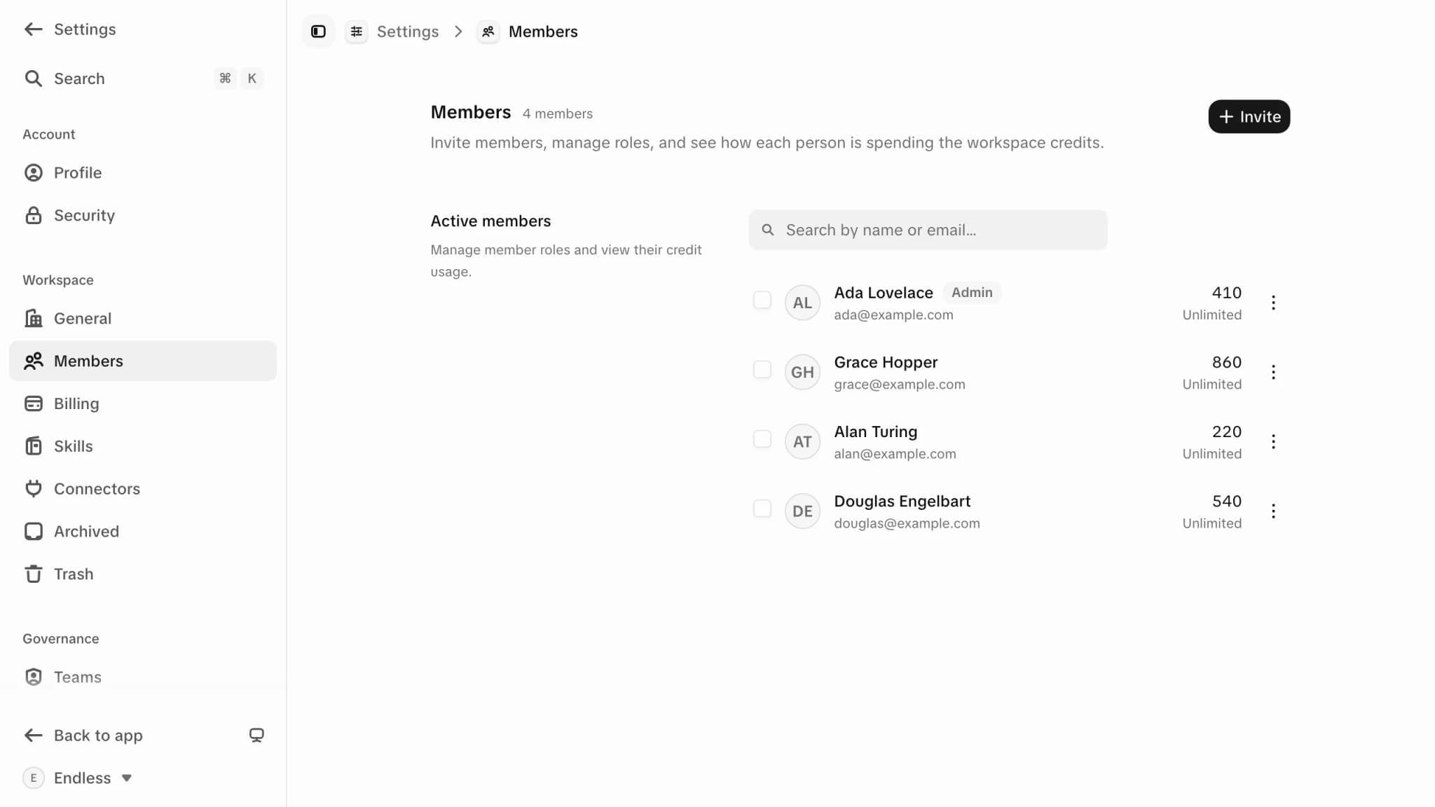 A página de configurações de Membros: um botão Convidar no cabeçalho, um campo de busca e a lista abaixo — cada linha com avatar, nome e e-mail, um selo de função no admin do espaço de trabalho, os créditos que a pessoa usou neste ciclo e o limite que se aplica a ela