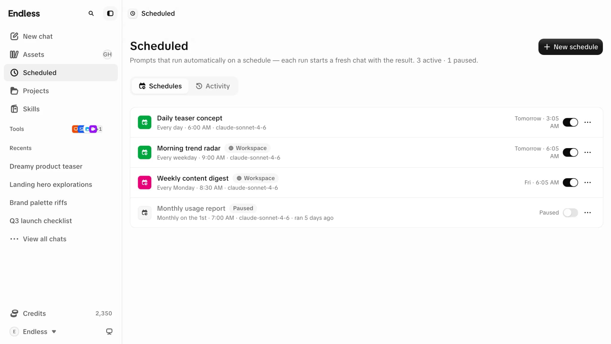 A página Agendados: uma aba Agendamentos ao lado de uma aba Atividade e, abaixo, uma lista de agendamentos — "Conceito de teaser diário", "Radar de tendências matinal", "Resumo semanal de conteúdo" e um "Relatório mensal de uso" pausado — cada linha mostrando a cadência, o horário e o modelo, quando roda em seguida e um interruptor para pausá-lo