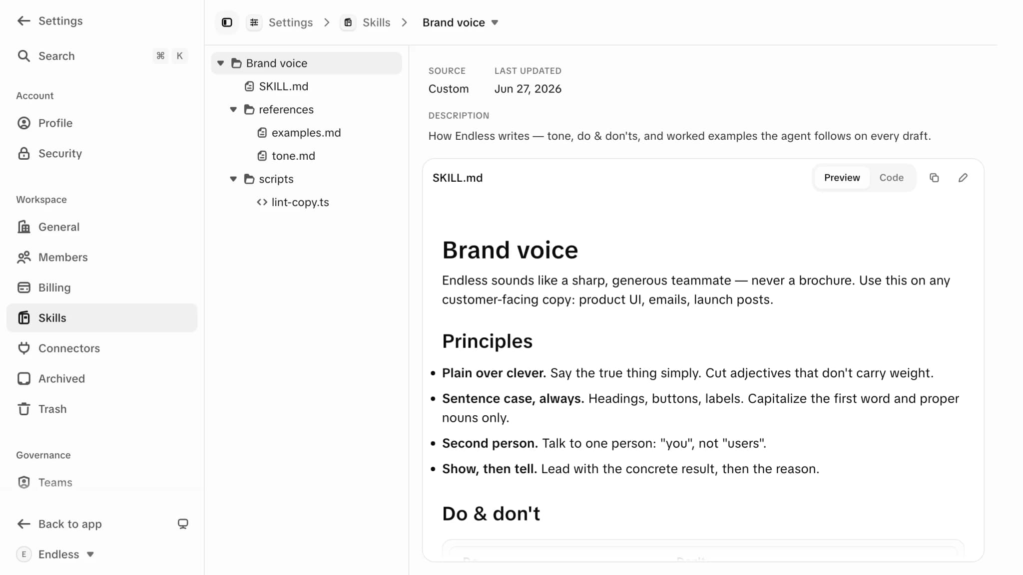 Una habilidad llamada "Voz de marca" abierta en Configuración → Habilidades: un árbol de archivos a la izquierda que lista SKILL.md junto a una carpeta de referencias y otra de scripts, y a la derecha el origen de la habilidad, la fecha de última actualización y la descripción sobre una vista previa renderizada de SKILL.md — un encabezado, un resumen de cuándo usar la habilidad y sus principios en forma de lista