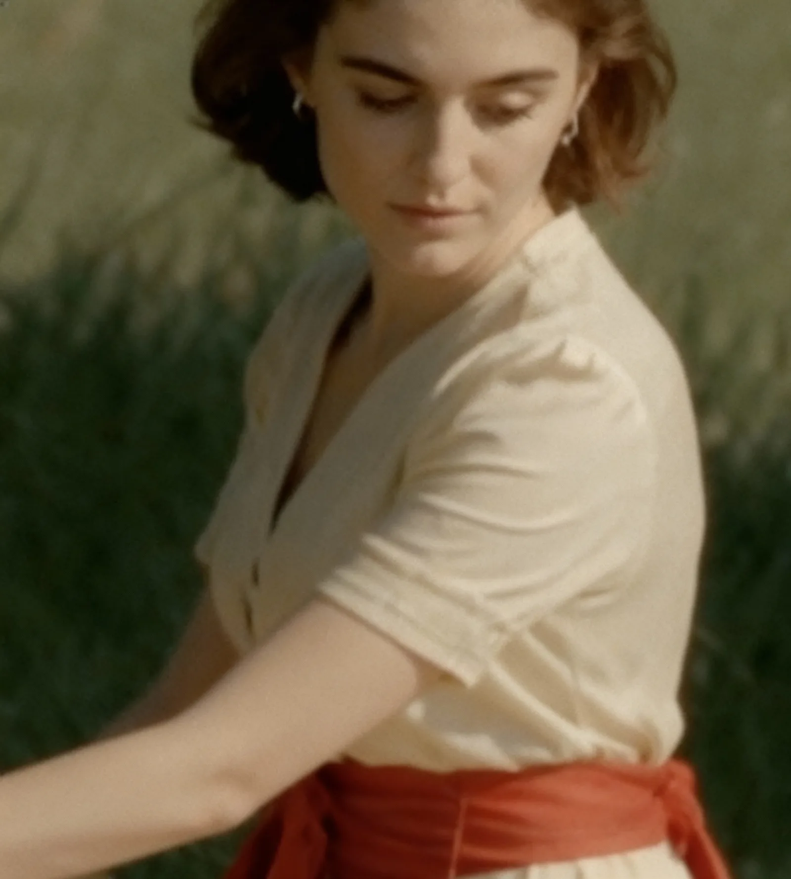 A imagem-mãe: uma mulher num campo ao entardecer com textura cinematográfica