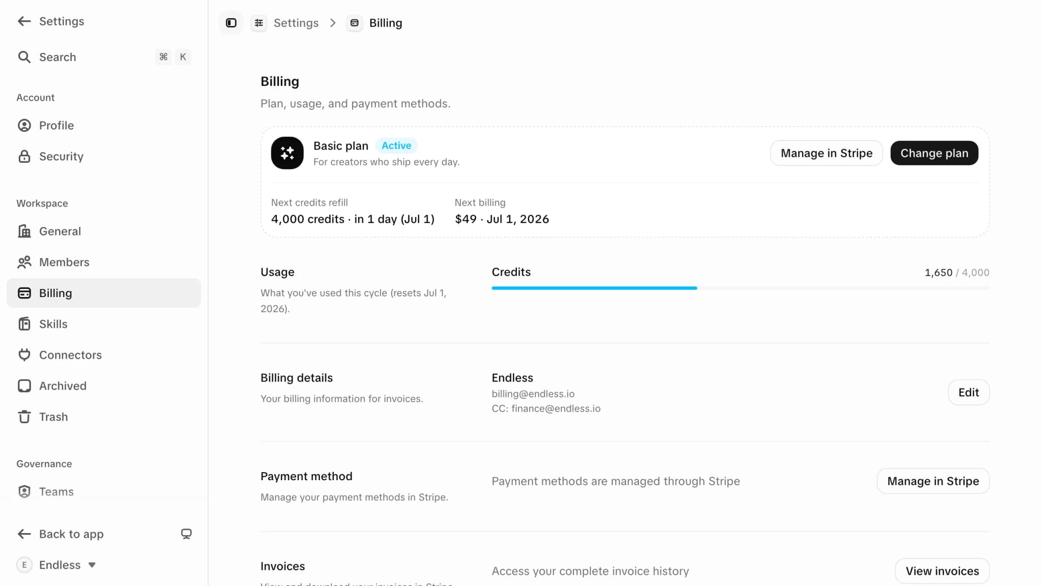 La página de Facturación de un espacio de trabajo suscrito: un banner con el nombre del plan marcado como activo, con botones para cambiarlo o gestionarlo en Stripe, y debajo la próxima recarga de créditos y la próxima fecha de cobro; luego una barra de Uso con los créditos gastados sobre el total del ciclo, los datos de facturación registrados, y las secciones de método de pago y facturas que llevan a Stripe