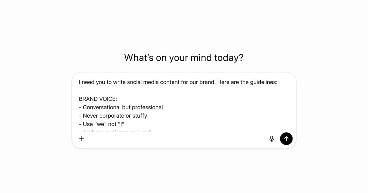 Interface do MOD mostrando contas conectadas com análise automática de voz da marca, demonstrando como a IA gera conteúdo no estilo de cada conta sem precisar de prompt manual